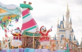 『ミッキー&フレンズのグリーティングパレード:ディズニー・クリスマス』より(C)Disney 