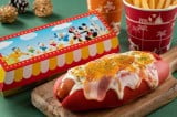 グラタンのようなホットドッグが食べられるリフレッシュメントコーナーの『スペシャルセット』／東京ディズニーランド（C）Disney 