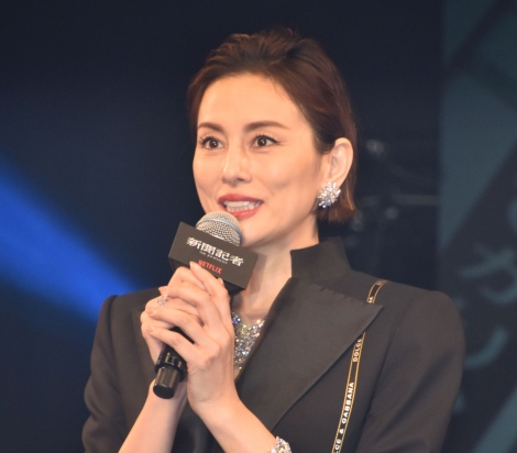 卒業式入学式入社式ベイジスーツ2米倉涼子着用試着のみ 画像・写真 | 米倉涼子“胸元ざっくり”の大胆スーツで魅了 綾野剛も