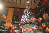 『ハリー・ポッター 魔法ワールドからの贈り物』クリスマスツリー点灯式に登場した（左から）ハリー杉山、志田未来 （C）ORICON NewS inc. 