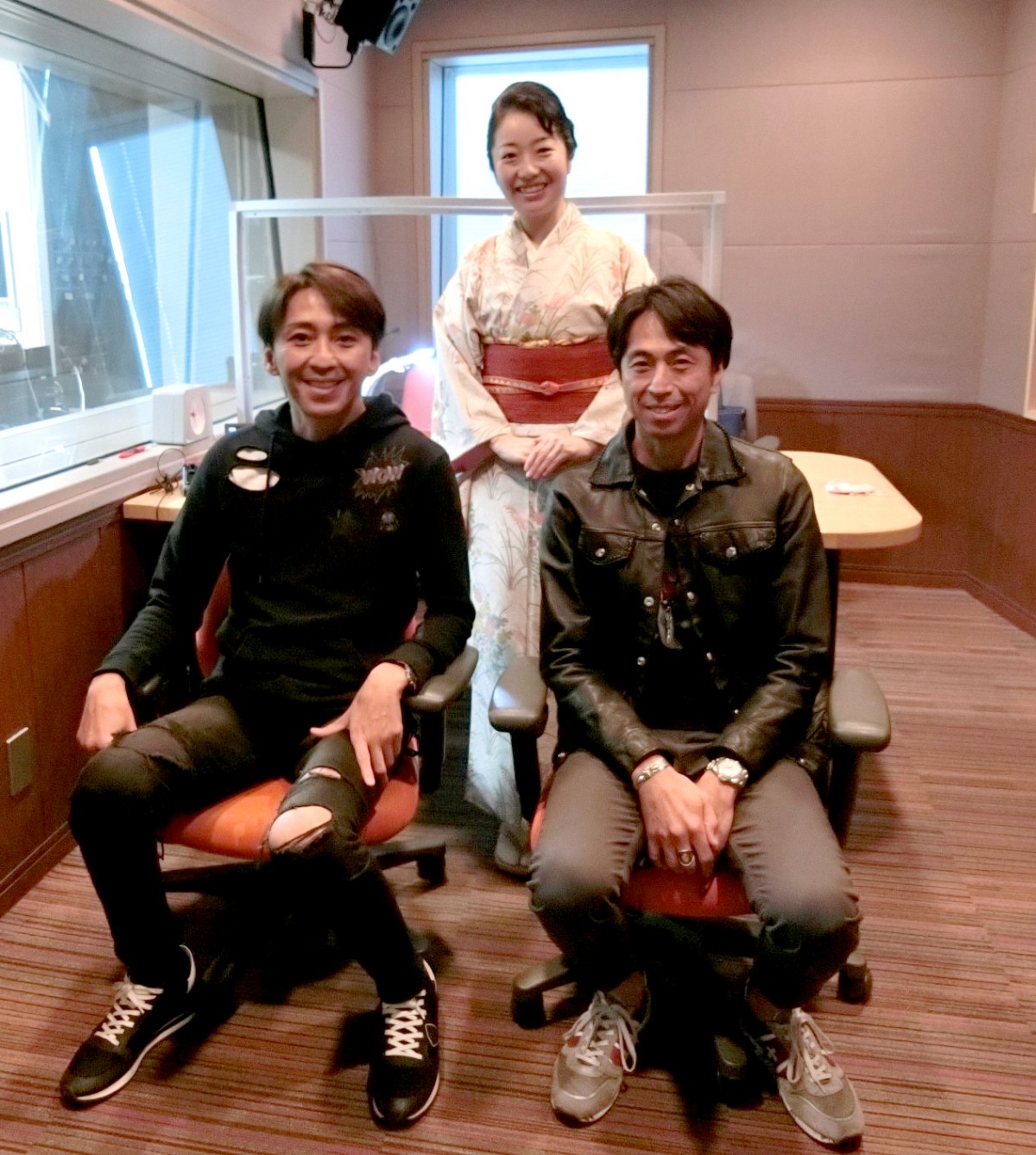 쌧ESBCMz̃WIԑgɏoXsAXvTAp[\ieB[Ecq 