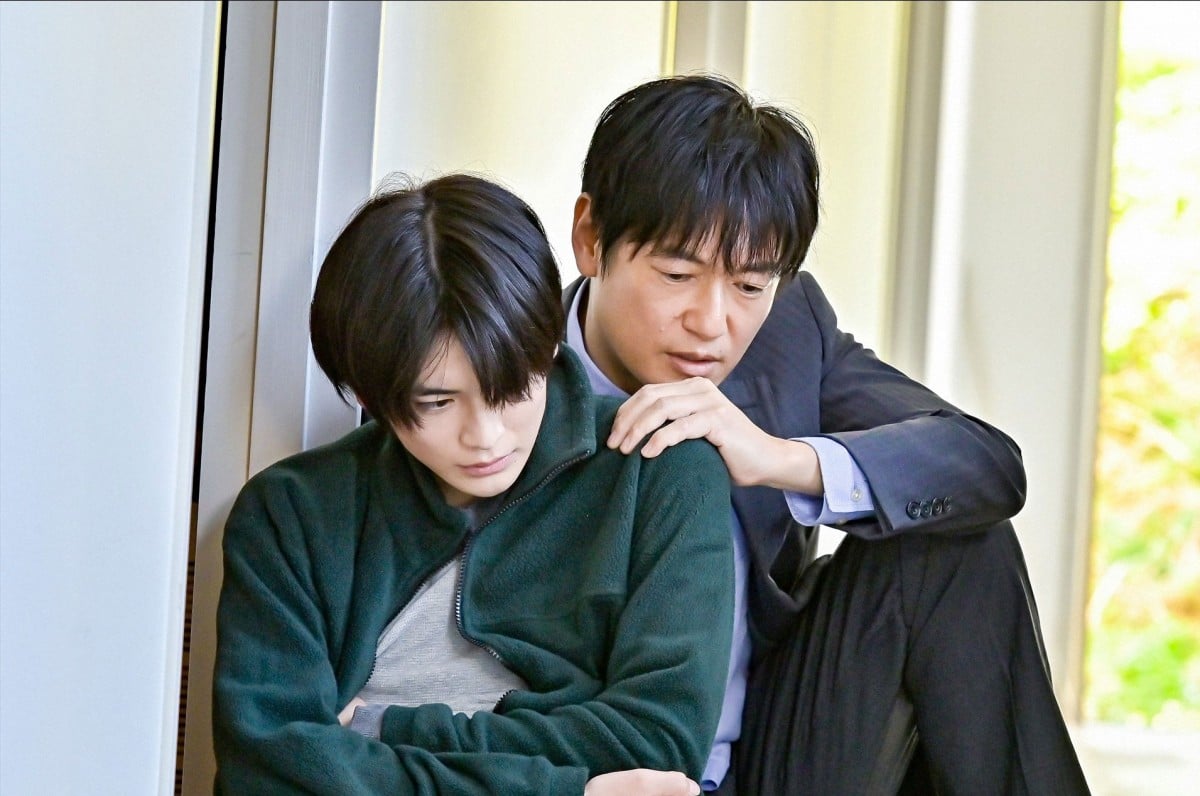 画像・写真 | 『最愛』井浦新×高橋文哉の“初2ショット”公開 仲良く肩を