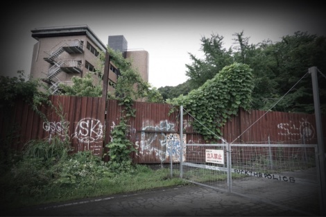 �f��w���񑺁i�������тނ�j�x�̕���ƂȂ����ؖ�z��O��������t�߁i�t�F���X�ɂ͗�������֎~�̕������j�iC�j2022�u���񑺁v����ψ��� 