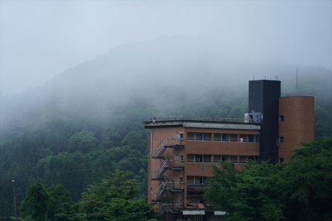 画像・写真 | Koki主演、映画『牛首村』舞台は富山の心霊スポット・坪野鉱泉 4枚目 | ORICON NEWS