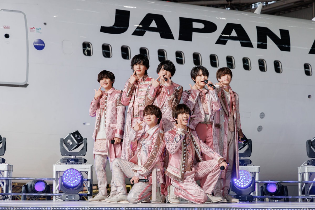なにわ男子、関空から羽田降り立つ 飛行場でデビュー曲熱唱「なにわ