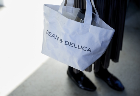 「DEAN & DELUCA ペーパーバッグ」（高さ35cm×横幅38cm×マチ幅17cm） 