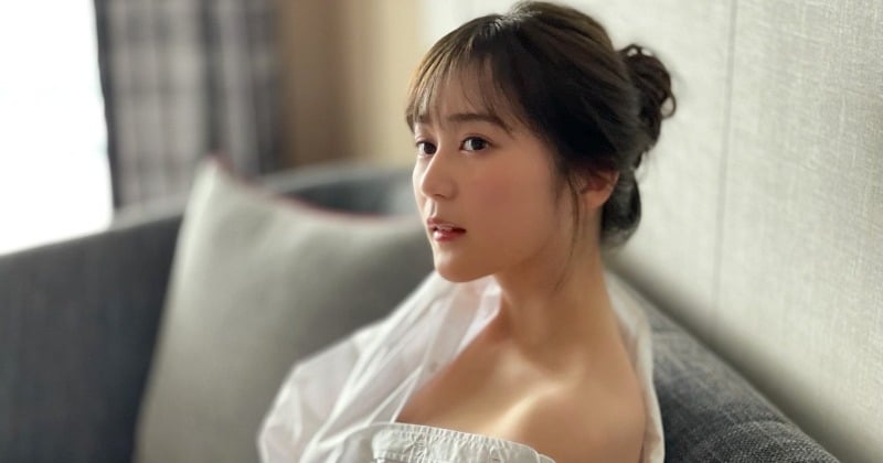 生田絵梨花、白シャツから”美デコルテ”チラ見せの大人ショット公開