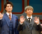 舞台『ハウ・トゥー・サクシード』フォトコールと取材会に参加した（左から）松下優也、増田貴久 