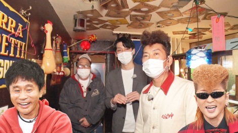 23日放送『ごぶごぶ』に出演する(左から)浜田雅功、綾小路翔(背景左から)バー店主、たかのり、周平魂(C)MBS 