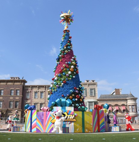 画像 写真 Usj 2年ぶりクリスマスツリー披露 周年限定 虹色 仕様 5枚目 Oricon News