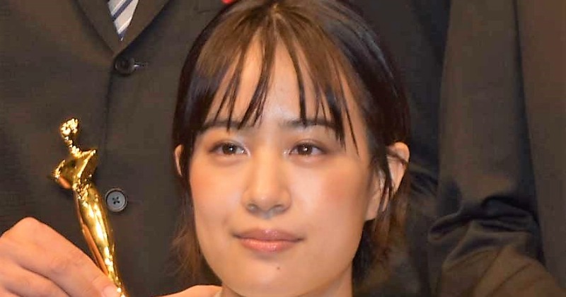 原田美枝子　サイン色紙　　　石橋静河 石橋静河、大胆衣装で美背中披露 母・原田美枝子と二世代で