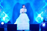 淡い紫を基調としたドレスで卒業ソロ曲を歌い上げたAKB48横山由依 (C)AKB48 