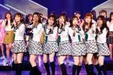 劇場デビュー10周年を迎えたHKT48の現役1期生6人+現AKB48の中西智代梨（右）（C）Mercury 