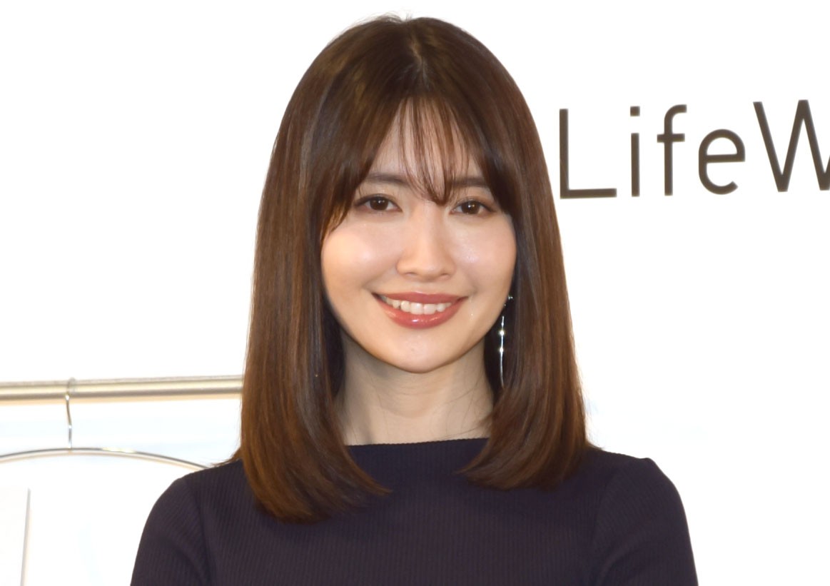 プロポーズ!?」小嶋陽菜がバラの花束手に優しい笑み 「何この色気と可愛さ」の声も | ORICON NEWS