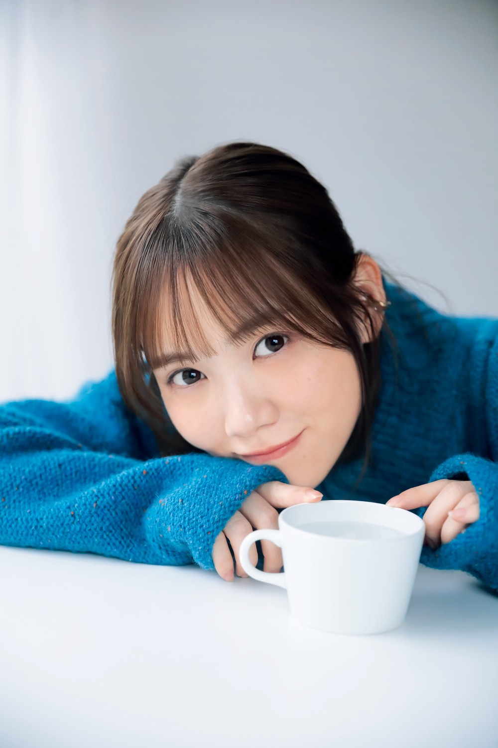 乃木坂46田村真佑、三角座りで美脚披露 『マガジン』初ソロ表紙