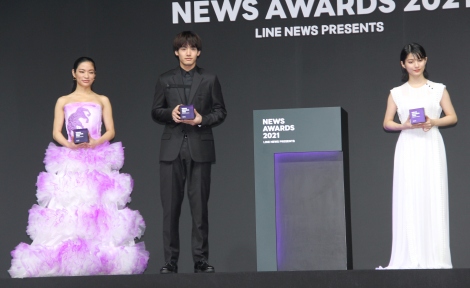 『LINE NEWS Presents NEWS AWARDS2021』授賞式に出席した（左から）Awich、赤楚衛二、蒔田彩珠 （C）ORICON NewS inc. 