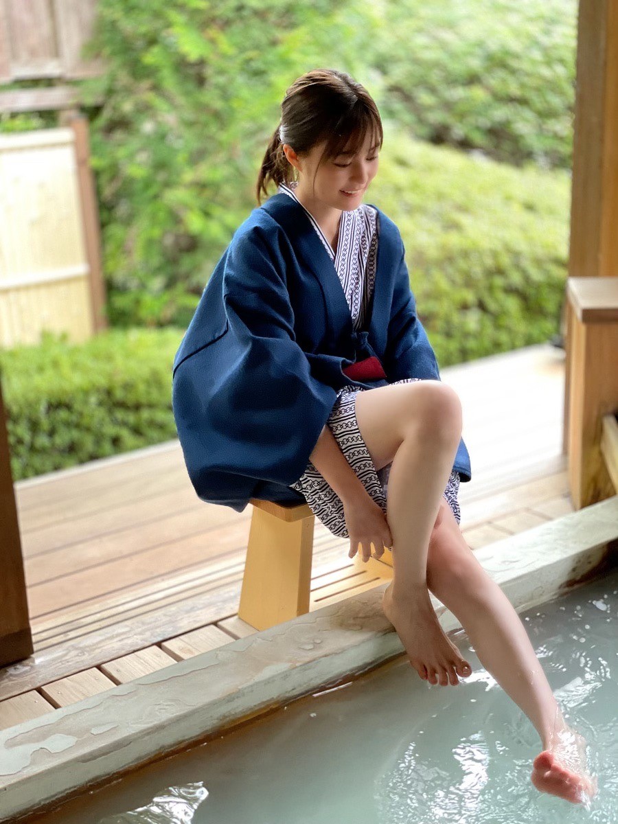 生田絵梨花“卒業旅行”の温泉でリラックス 輝く美肌あらわな先行カット