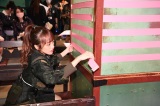 劇場オープン16周年を記念し、劇場名物「二本柱」に16本目のピンクテープが貼られた(C)AKB48 