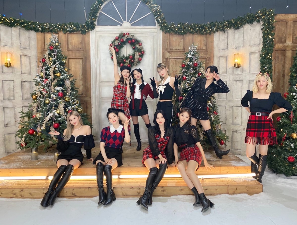 TWICE、9人そろってクリスマス感たっぷりな新曲発売イベント「来年も