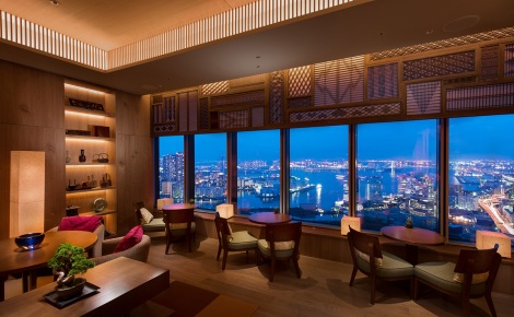 コンラッド東京のビジネスパーソンのホテル体験実例。眺望のよいバーやラウンジでのひと時を 