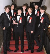 �W���j�[�YWEST�A�ˋ�̉�ИA�ځuJWHD�v�̈���� �wOggi�x�A��3���N�L�O�ŕt�^�Ɂg�Џ̓X�e�b�J�[�h 