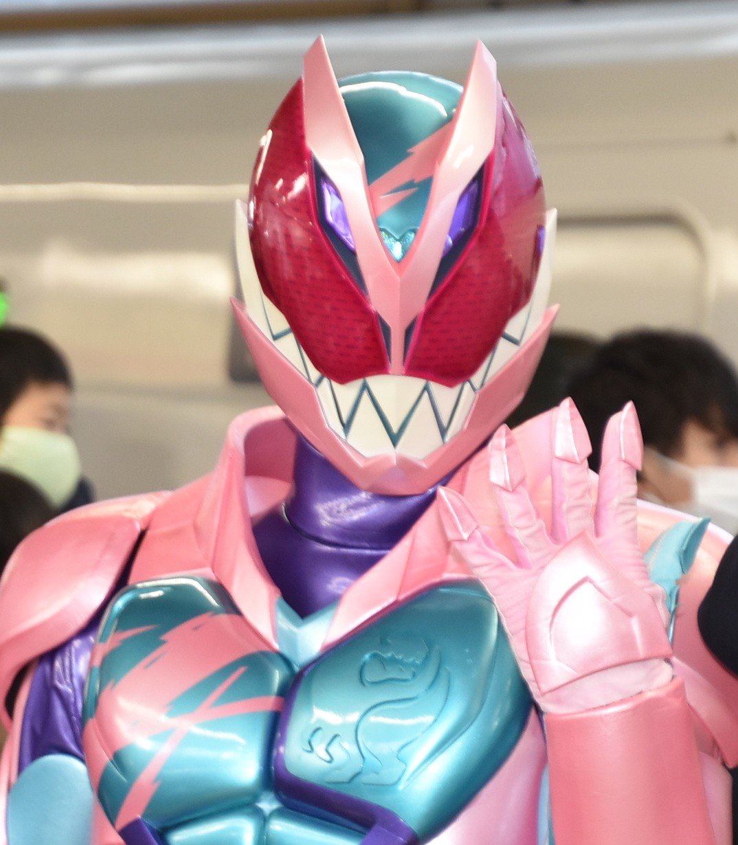 画像・写真 | 『仮面ライダーリバイス』リバイ＆バイスが新幹線に 子どもたちと一緒に出発進行 4枚目 | ORICON NEWS