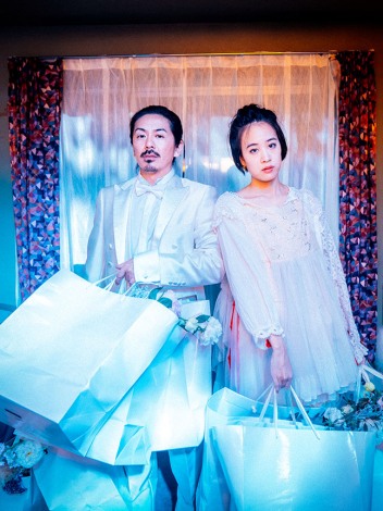 You Tube�Ō��J�\��̐X�c���剉�A�Z�҉f��wDEATH DAYS�x�i�ǂ݁F�f�X�f�C�Y�j��ʎʐ^�B�΋��É͂Ƃ̋����V�[�� 