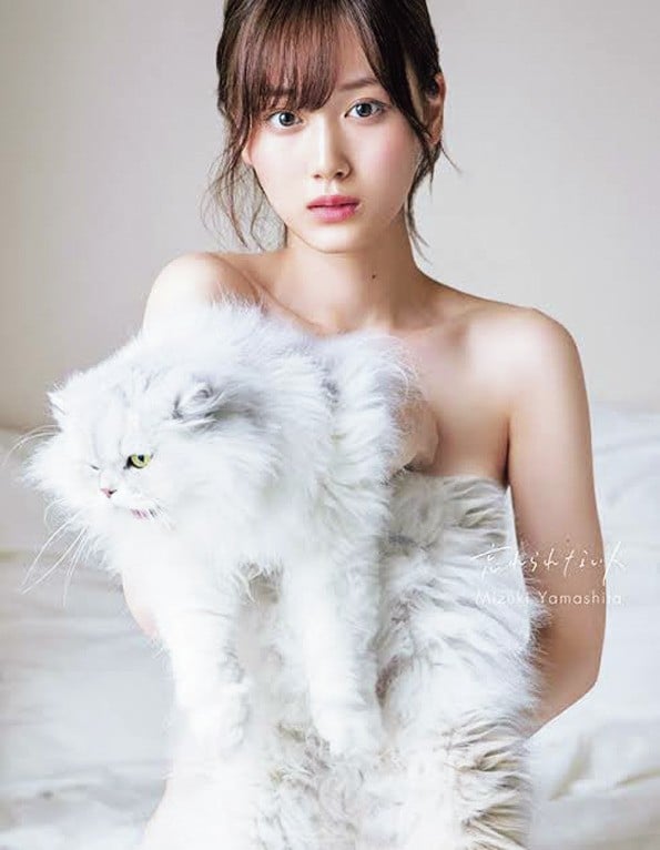 画像・写真 | 山下美月、“伝説”の写真集表紙をセルフオマージュ 「猫ブラ」が大人テイストへと進化 2枚目 | ORICON NEWS