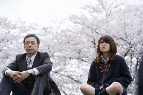 映画『蜜月』（2022年3月25日公開）主人公・美月（佐津川愛美）と義父・靖男（板尾創路） （C）2022「蜜月」製作委員会 