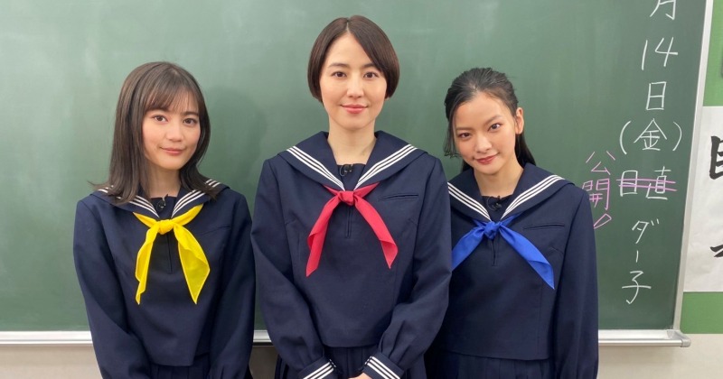 長澤まさみ、セーラー服姿で“学級委員長”に 『コンフィデンスマンJP