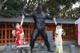 福岡・住吉神社の古代力士像と手を合わせる矢吹奈子(左)&田中美久(C)Mercury 