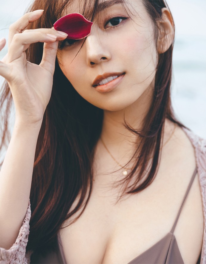 新内眞衣 アザーカット写真集