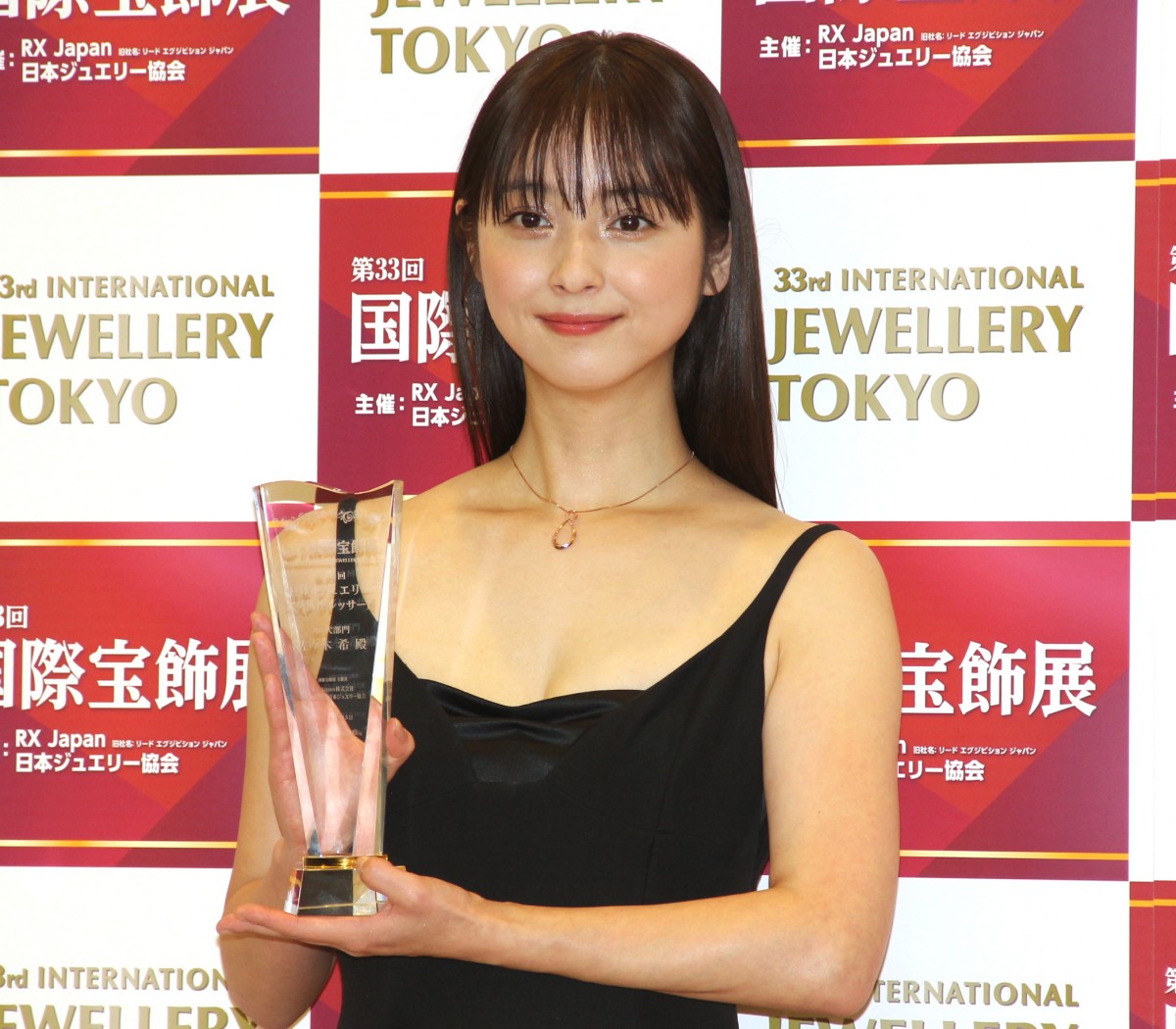 佐々木希、夫の質問を笑顔で制止 今年の抱負は「家族との時間を大切に