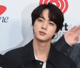 BTS�EJIN�A���������p�����J�@�R���i������̃L���[�g�����铊�e�Ƀt�@������ 