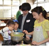 子供たちに料理を教える東大生。 