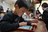 iPadを使いこなす東愛宕小学校の1年生　（C）oricon ME inc. 