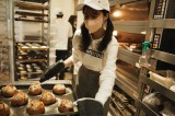 オリジナルレシピのパンを作る休井美郷 