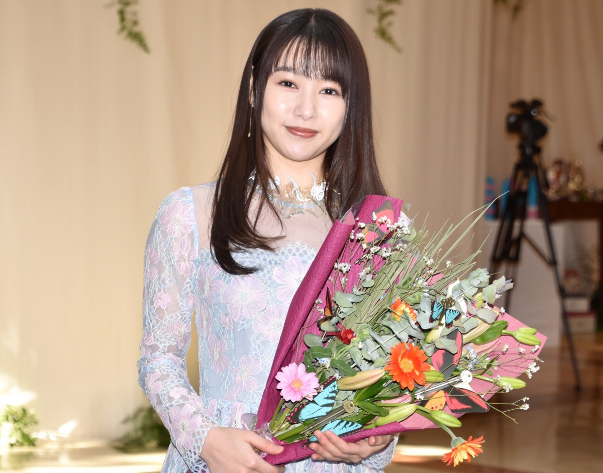 桜井日奈子、花柄ワンピースで爽やか笑顔 フラワーアレンジメントに初