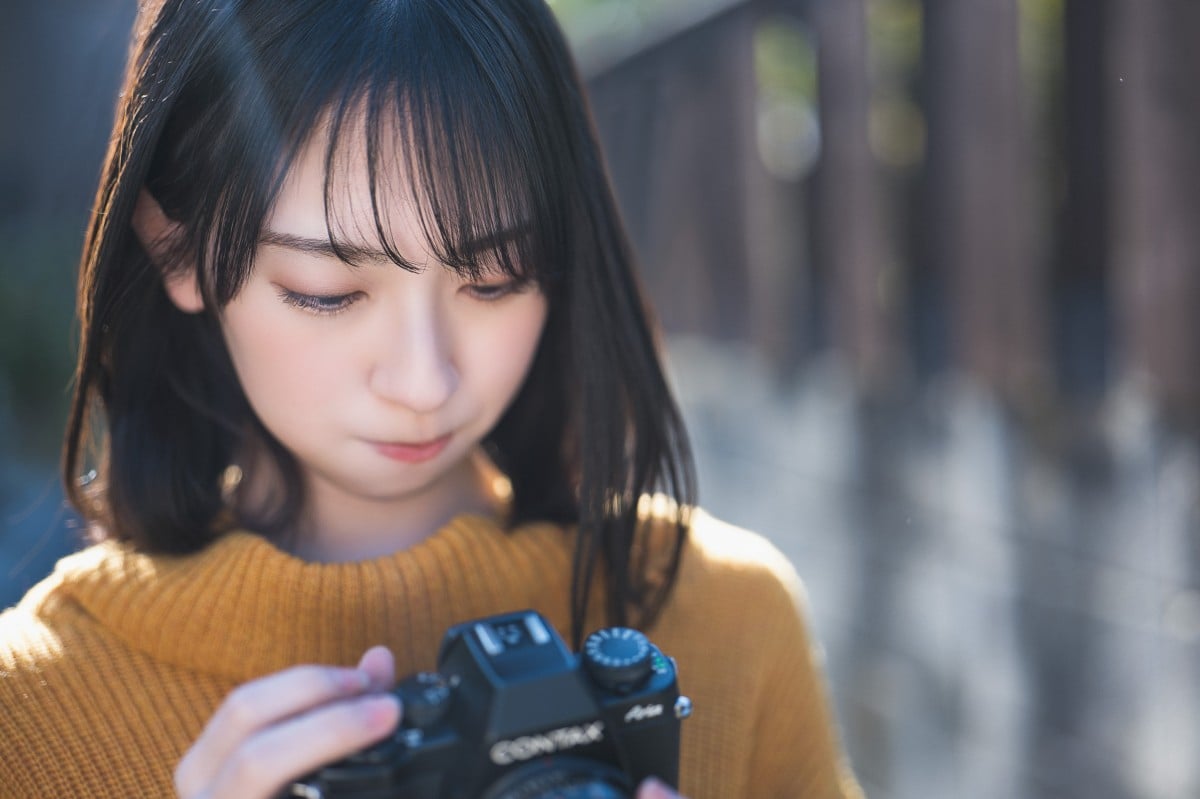 画像・写真 | 日向坂46金村美玖『マガジン』ソロ表紙 カメラ片手に散歩＆大迫力のドアップカットも 3枚目 | ORICON NEWS