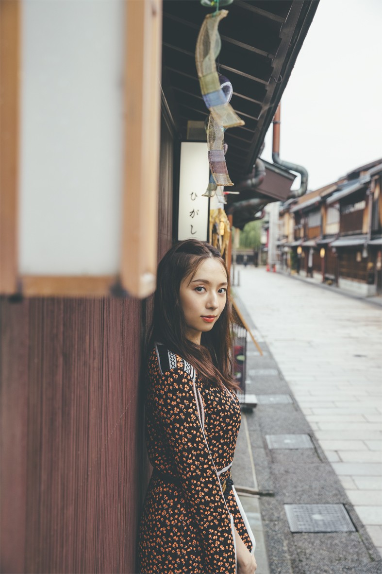 新内眞衣 生写真 コンプ 各種666円 新内眞衣、卒業写真集は「年齢込みで130点」 スタッフ総出の泡風呂秘話