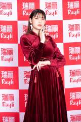 �A���W�F����߁u�f���炵���M�d�Ȏ��Ԃł����v�����t�@�b�V���������f���̐R������ �h���X�̓��C�����b�h 