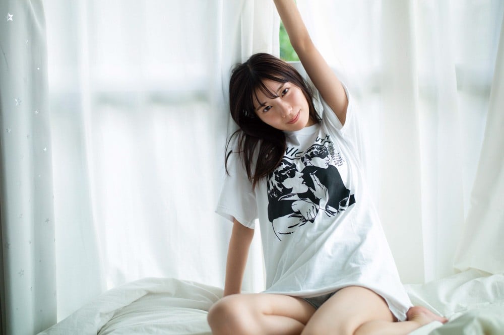 日向坂46河田陽菜、Tシャツパジャマのリラックス姿で“太ももチラリ” 初版10万部写真集の先行カット | ORICON NEWS