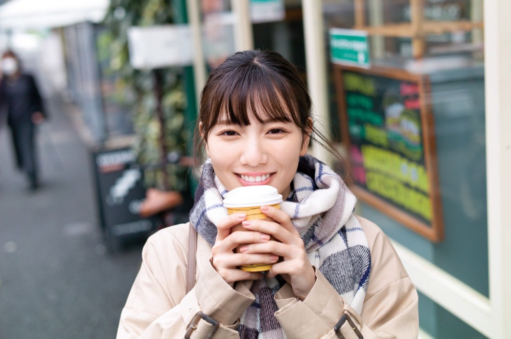 日向坂46河田陽菜と“冬のカフェデート”癒やしスマイルに心ほっこり 累計12万部写真集の先行カット | ORICON NEWS