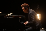 『関ジャム 完全燃SHOW』でピアノを披露する布袋寅泰 (C)テレビ朝日 