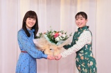 ながたまやより花束を贈呈された小野あつこ=NHK・Eテレの幼児向け教育番組『おかあさんといっしょ』会見(C)NHK 