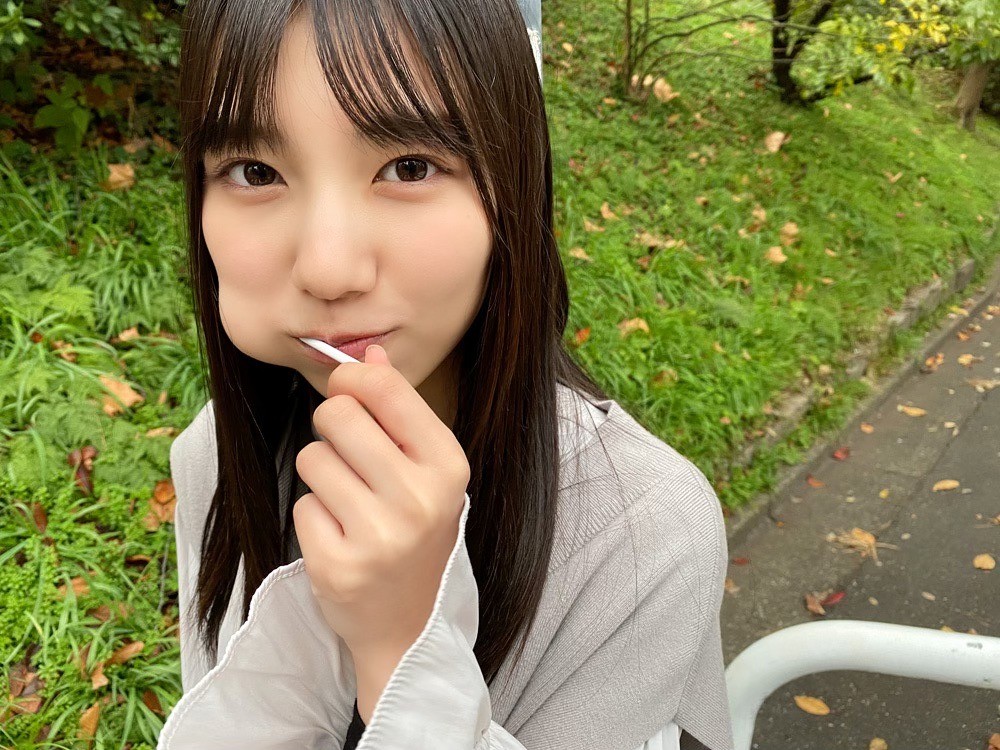 日向坂46河田陽菜、アメを食べて笑顔！ グループイチ“愛されガール