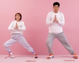 『ゼクシィ』4月号「カップルエクササイズ動画」に登場した(左から)高橋愛、あべこうじ 