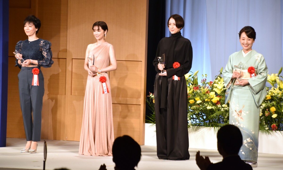 倉科カナ、ドレス姿で美デコルテあらわに 長澤まさみと“美共演” | ORICON NEWS