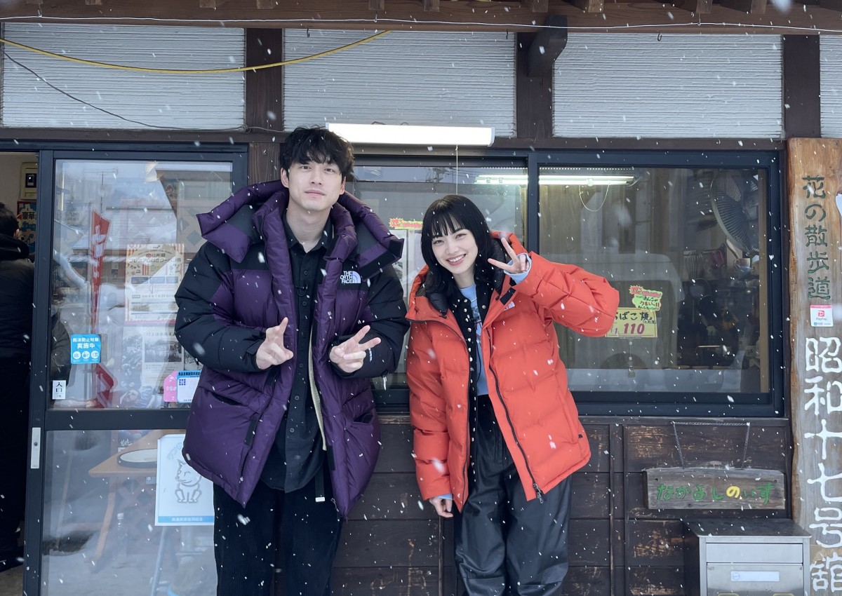 小松菜奈＆坂口健太郎、マイナス2度の極寒ロケで大はしゃぎ 雪にダイブ
