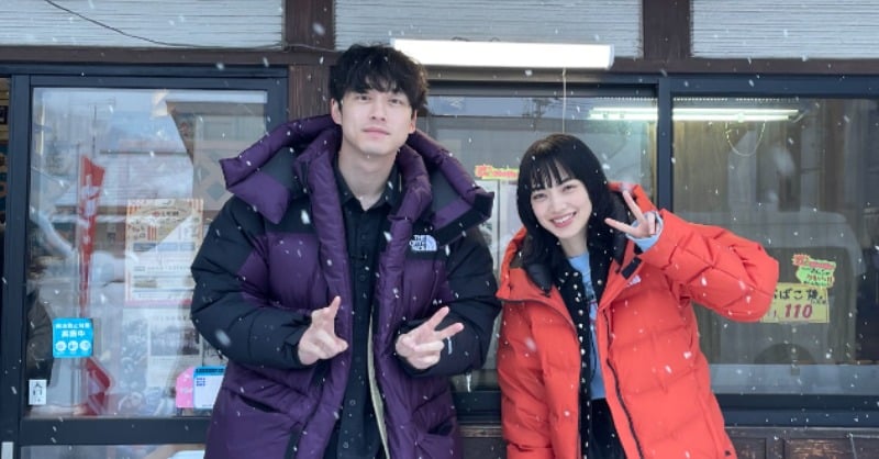 小松菜奈＆坂口健太郎、マイナス2度の極寒ロケで大はしゃぎ 雪にダイブ